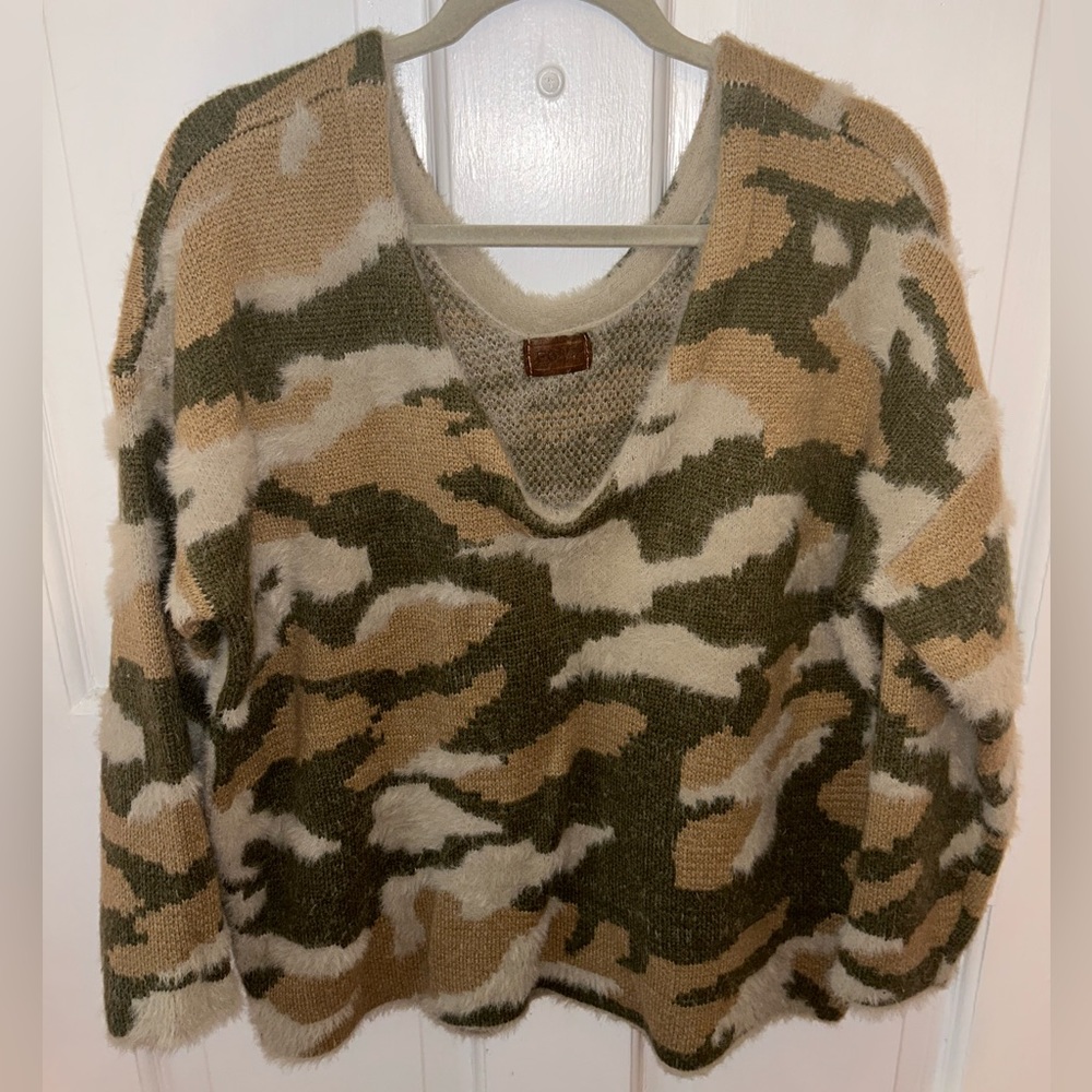 POL Size M Camo Sweater NBW